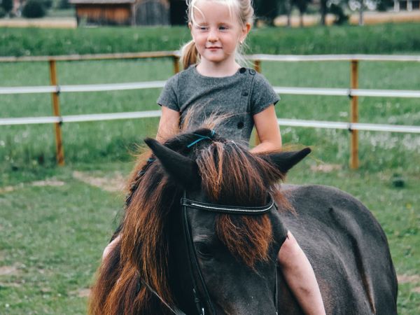 Reiten auf Pferden mit Kindern