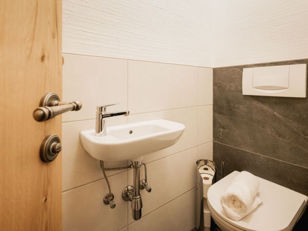 Ferienwohnung Aineckblick Toilette – Landhaus Holzer